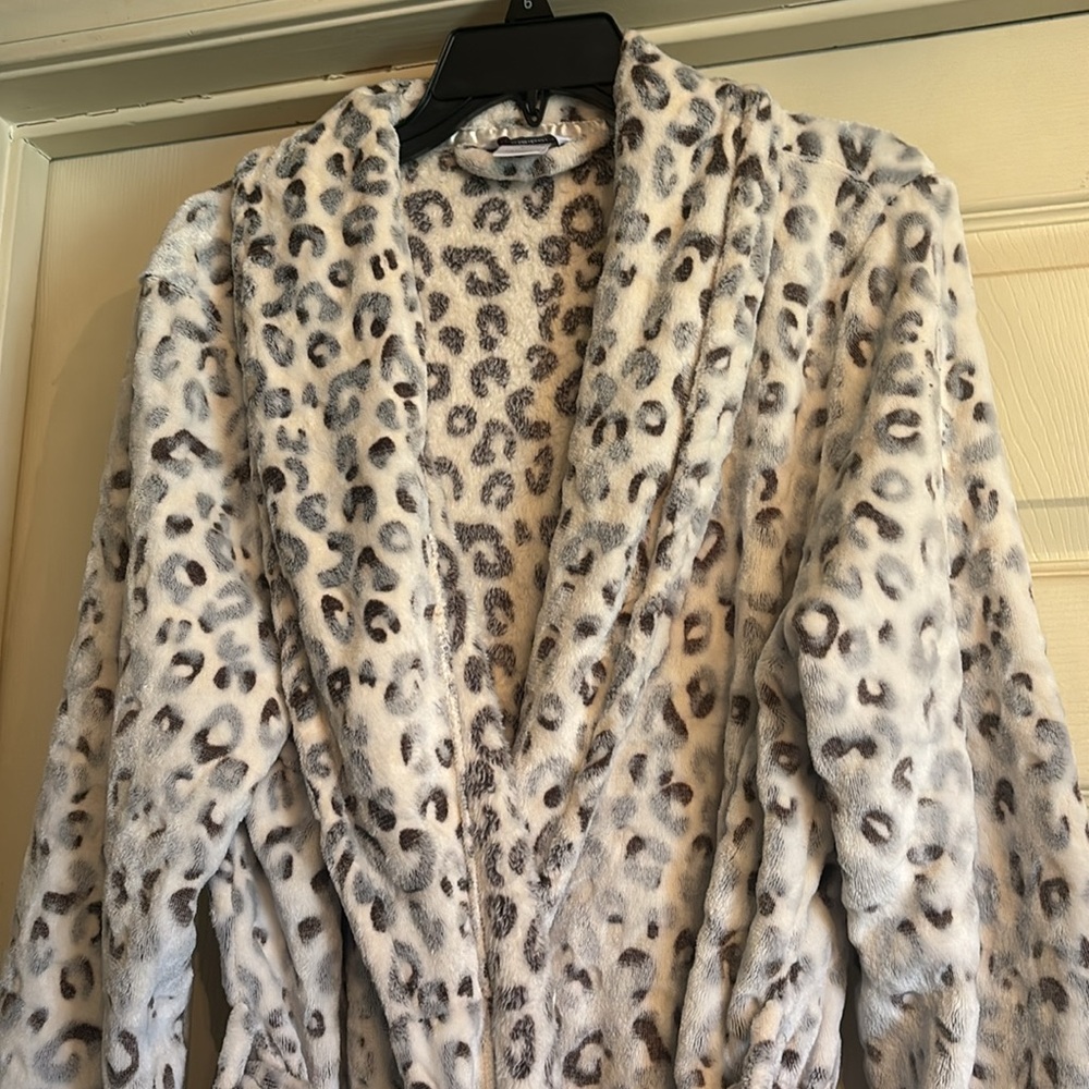 White 🐆 Robe - Picture 2 of 6